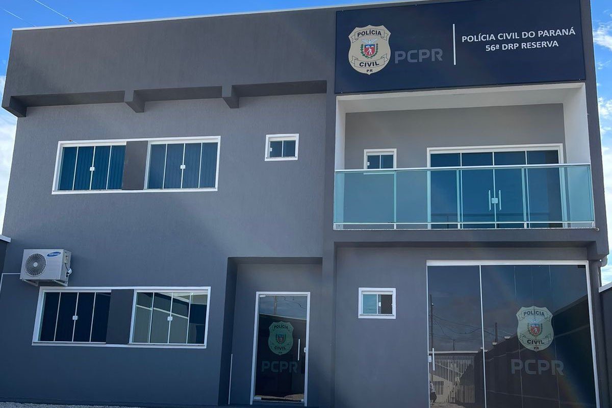 Mulher com faca invade residência, ameaça crianças e acaba presa