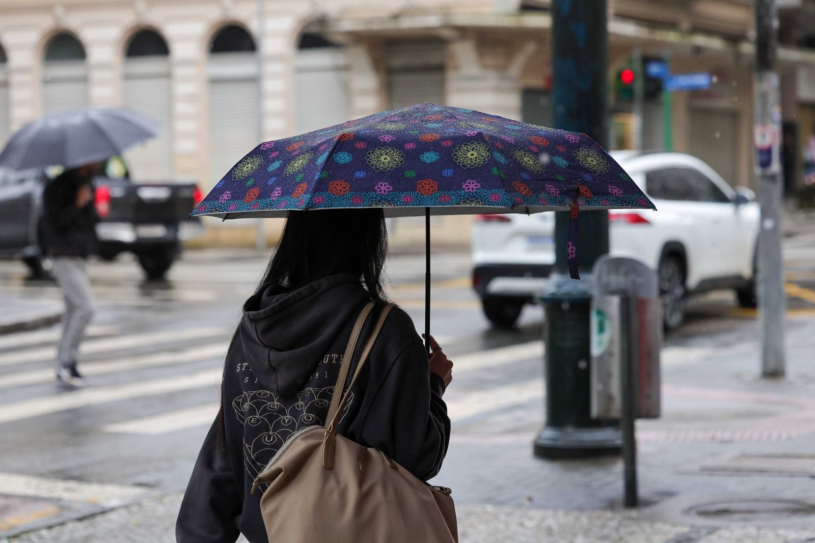 Mais de 30 buracos em rua dificultam trânsito e motivam cobrança por recapeamento