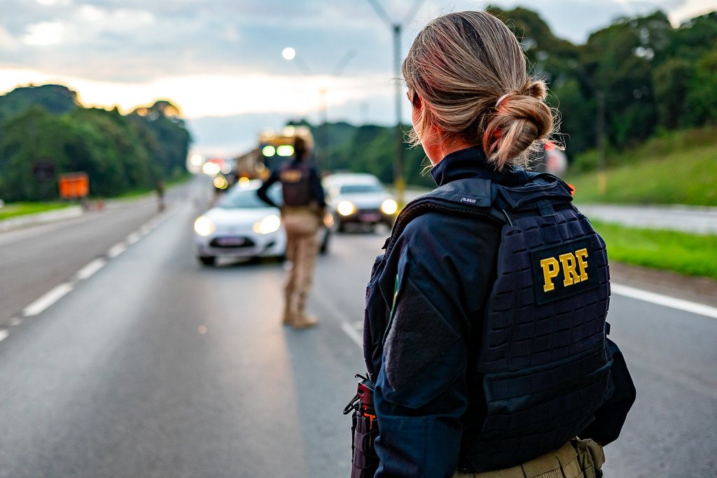 Batida frontal entre carro e caminhão deixa um morto e um ferido na BR-277