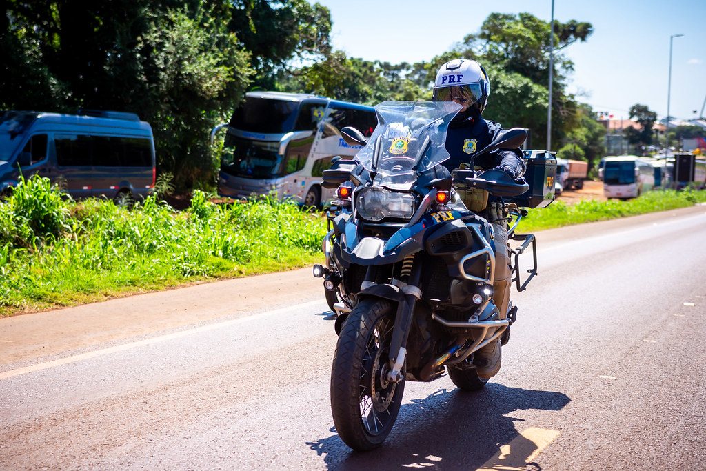 PRF apreende 1,2 tonelada de maconha em caminhão com placas paraguaias