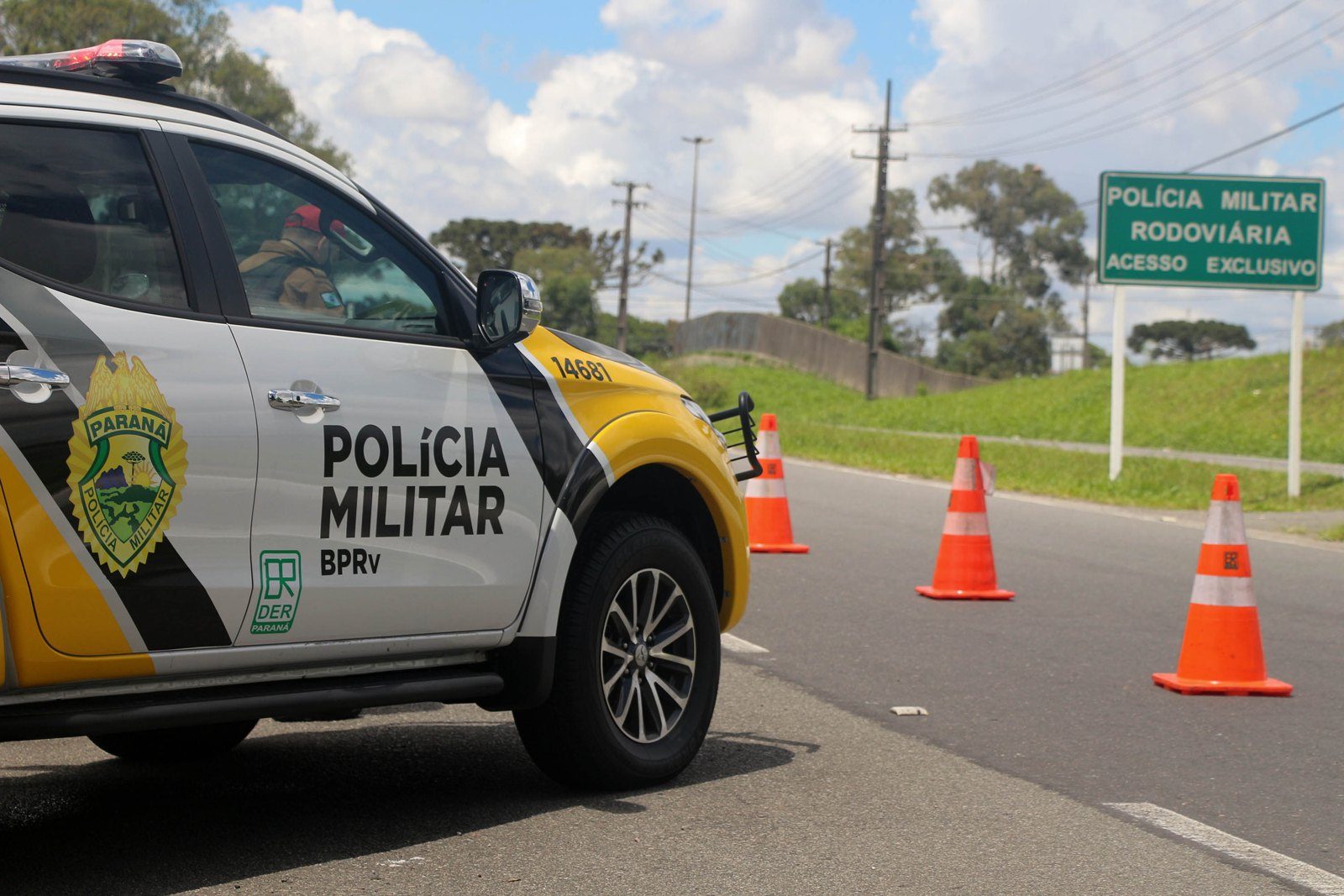 Carro capota na PR-180 após motorista tentar desviar de buraco