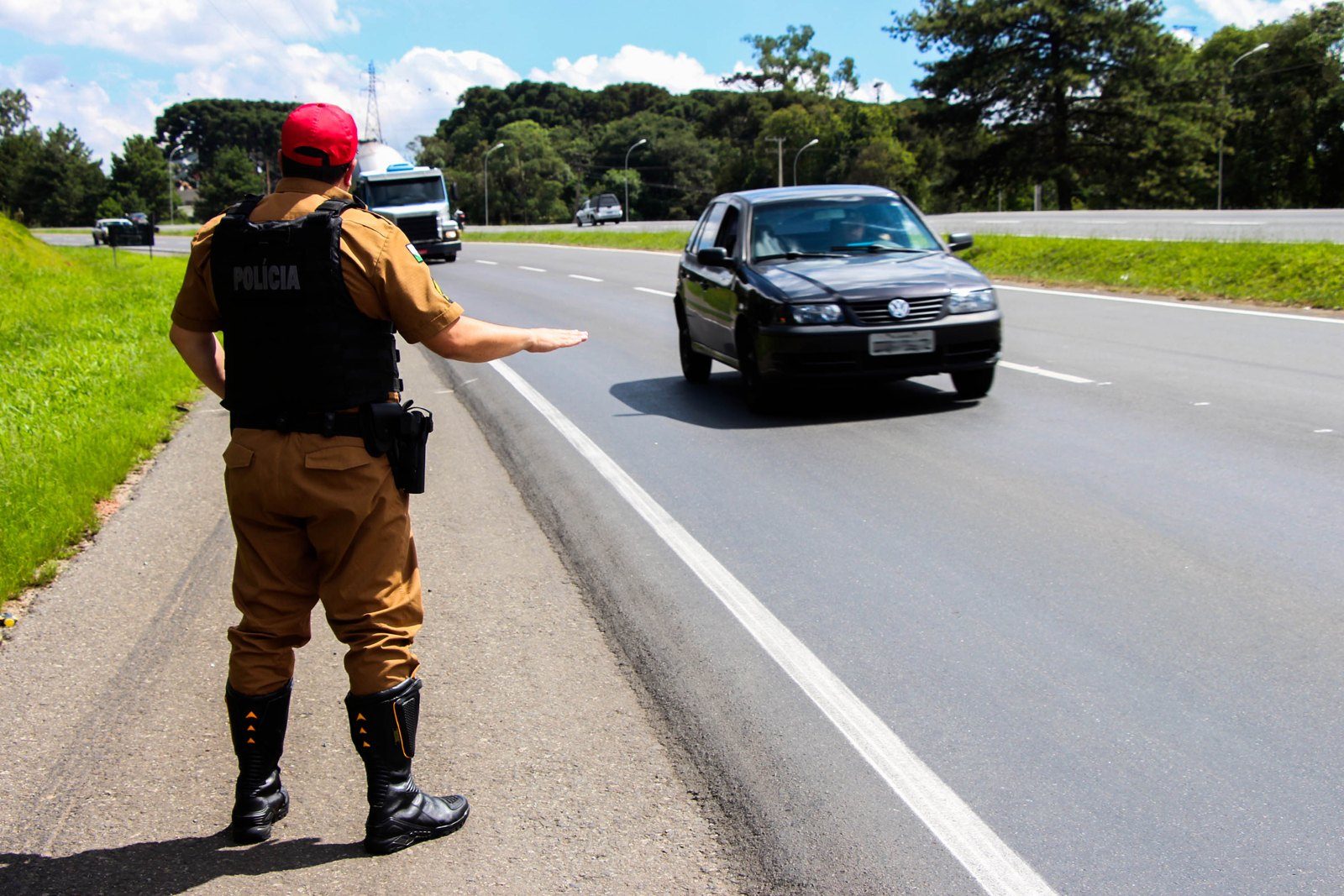 Motociclista fica ferida em colisão com dois carros em rodovia