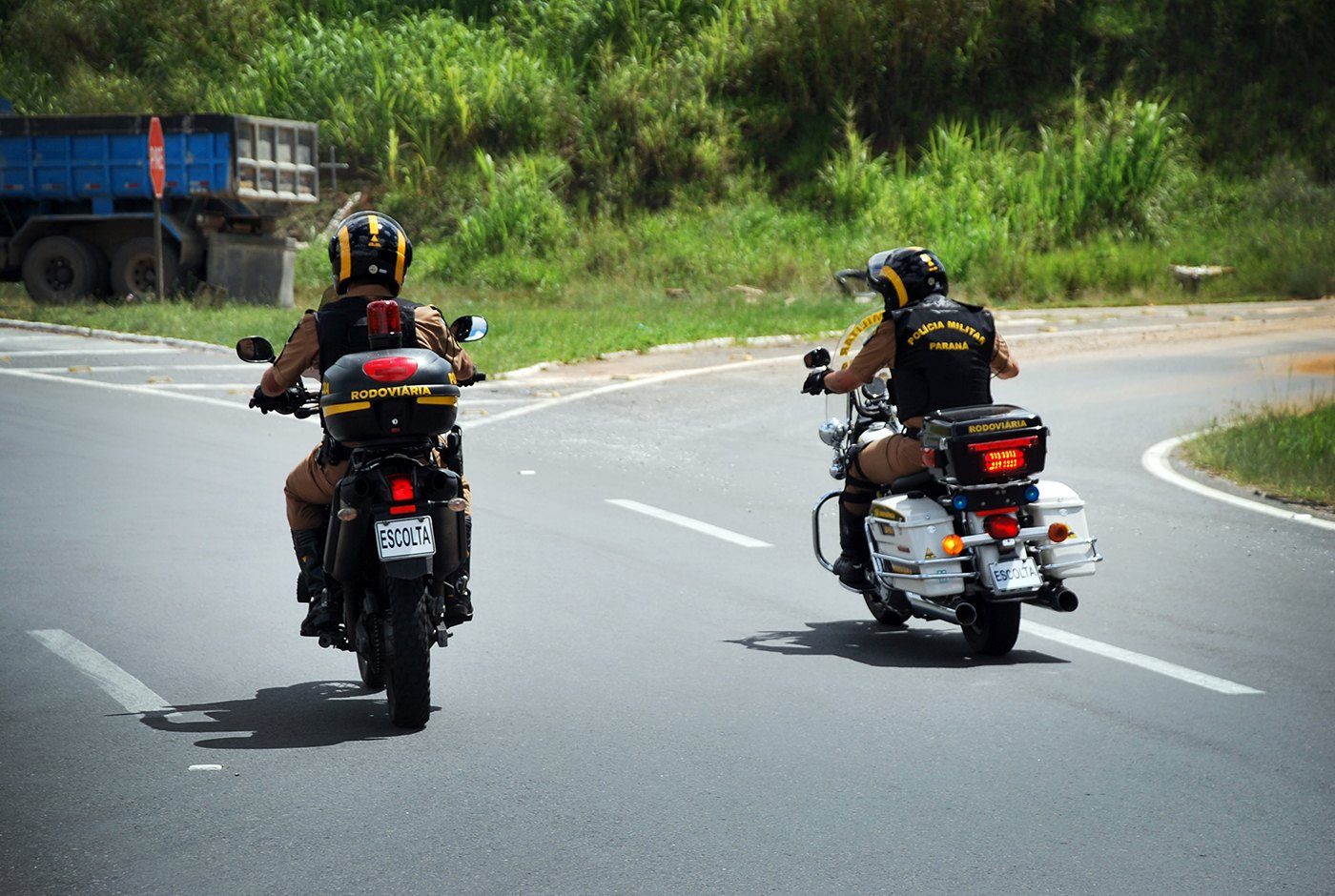 Batida entre camioneta e carreta na PR-239 deixa uma pessoa morta e outra ferida