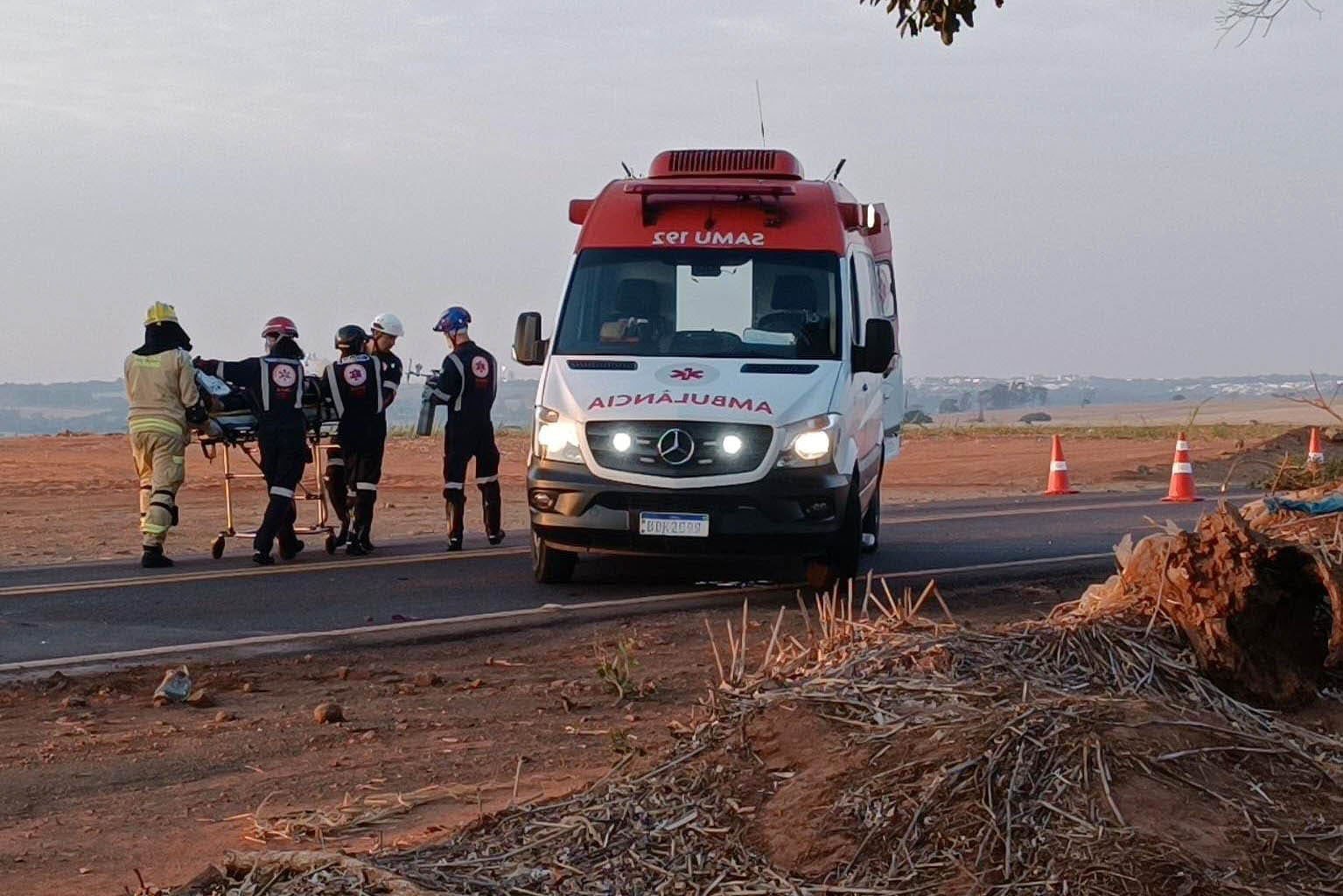 Colisão entre carros projeta veículos na calçada e atinge muro de casa