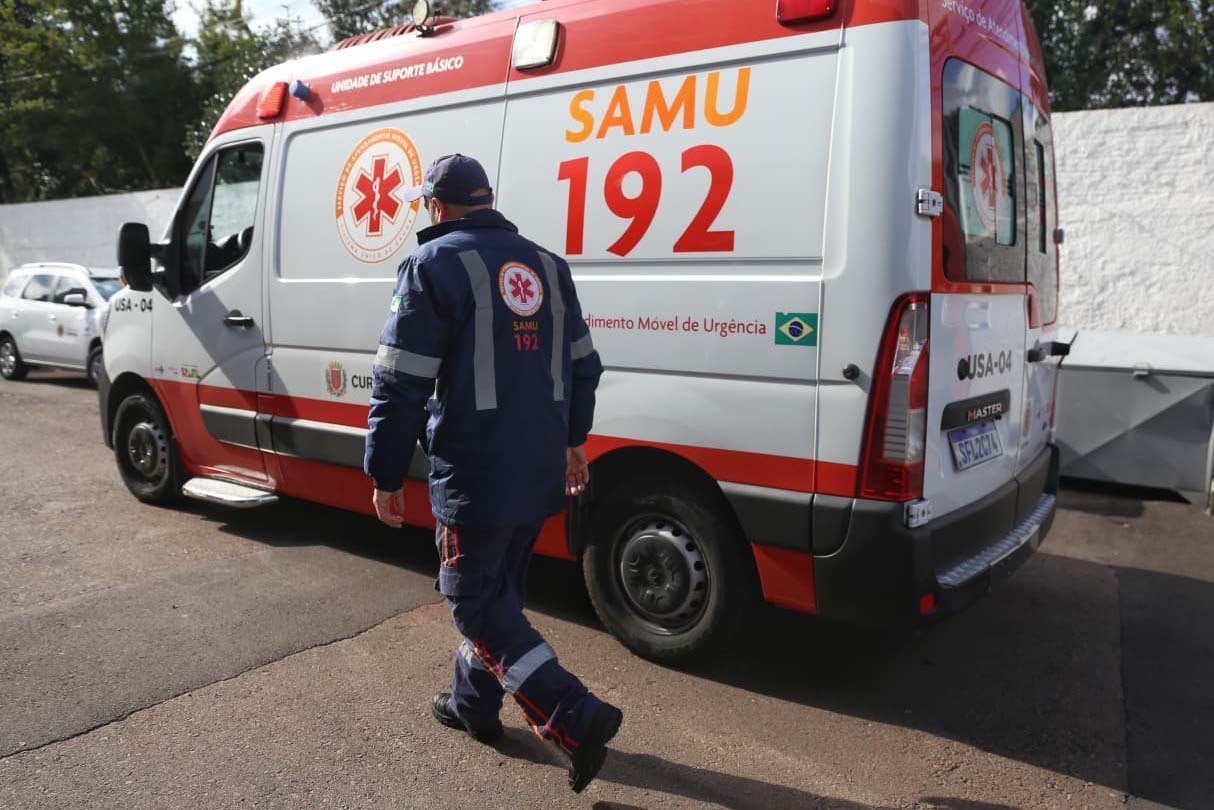 Batida em cruzamento arremessa carro em calçada e deixa mulher ferida